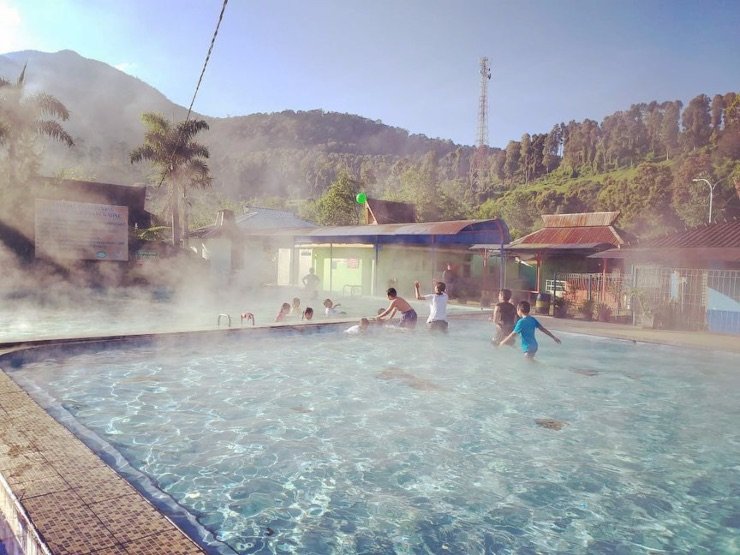 kolam renang air panas