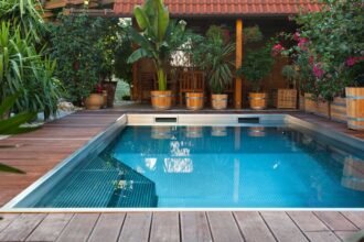 Apakah Lebih Baik Kolam Renang Skimmer atau Overflow?