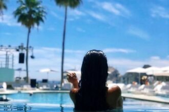 Pakai Sunscreen Saat Berenang Bikin Mata Perih