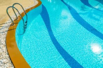 Mengapa Air Kolam Renang Berwarna Kuning