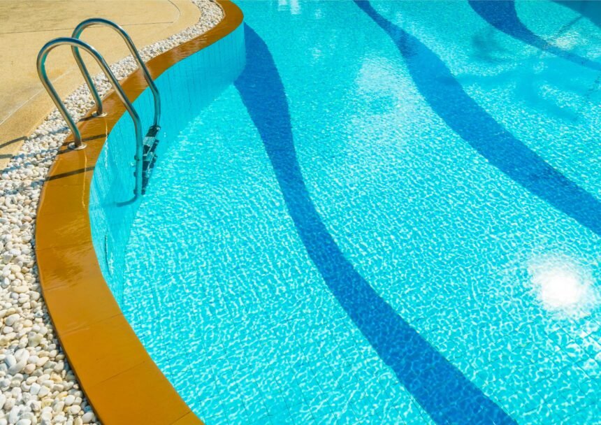 Mengapa Air Kolam Renang Berwarna Kuning