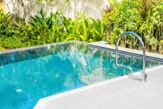 Tanaman yang Harus Dihindari di Area Kolam Renang