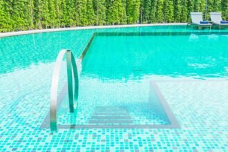 Cara Memperbaiki Keramik Pecah di Kolam Renang