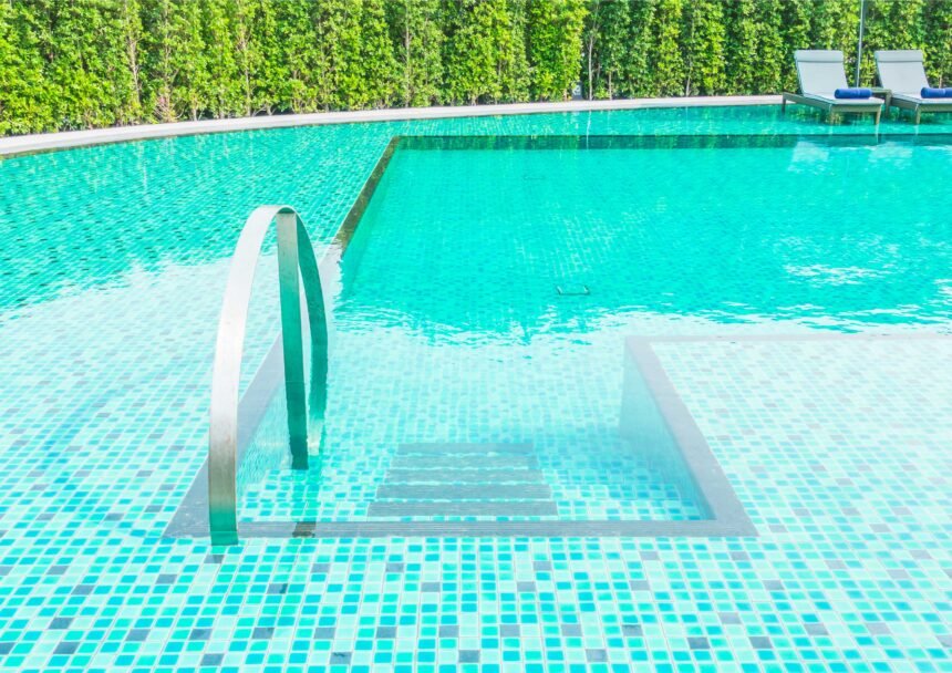 Cara Memperbaiki Keramik Pecah di Kolam Renang