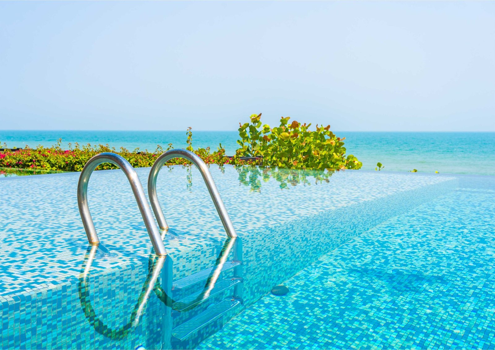 Infinity Pool adalah kolam renang dengan desain khusus yang menciptakan ilusi visual seolah-olah airnya menyatu dengan cakrawala. Hal ini dicapai dengan membuat salah satu sisi dinding kolam sedikit lebih rendah dari permukaan air, sehingga air mengalir secara konstan ke bak penampungan di bawahnya.